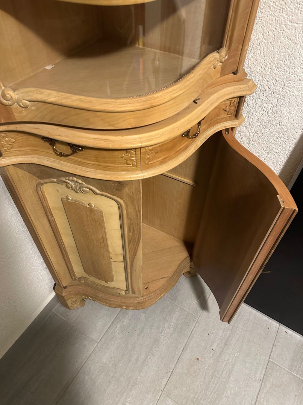 Vetrine: Antiker Eck-Vitrinenschrank Massivholz – Usato da Dübendorf venduto da Shineforyou 4