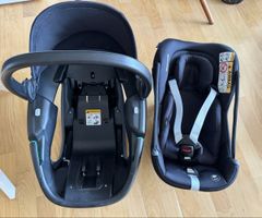 Maxi-Cosi baby car seat black like new condition