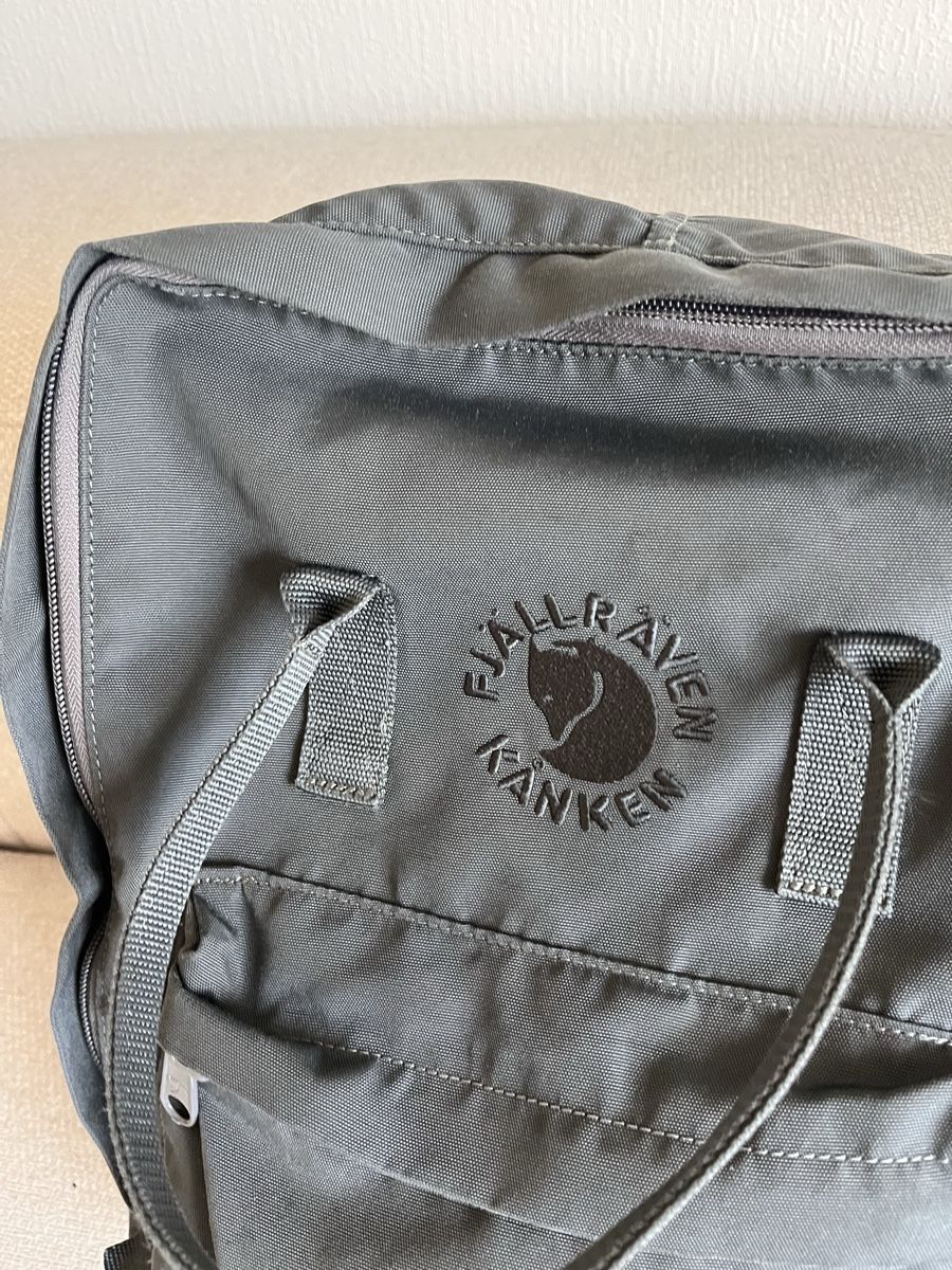 Fjällräven Zaini: Fjällräven Re-Kånken Backpack Grey  – Usato da Lausanne venduto da Danash 1