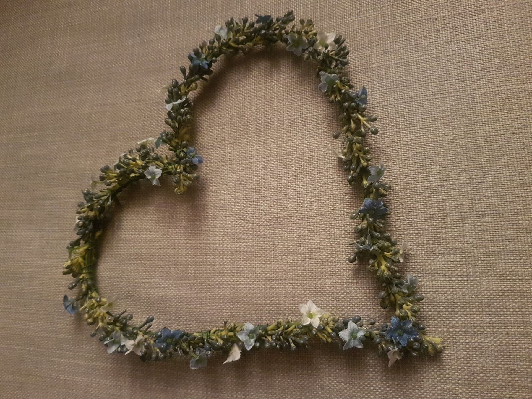 Tutte le decorazioni: Herz aus Draht und Kunststoffblumen – Usato da Oberengstringen venduto da Asteroid56