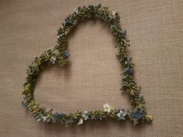 Herz aus Draht und Kunststoffblumen