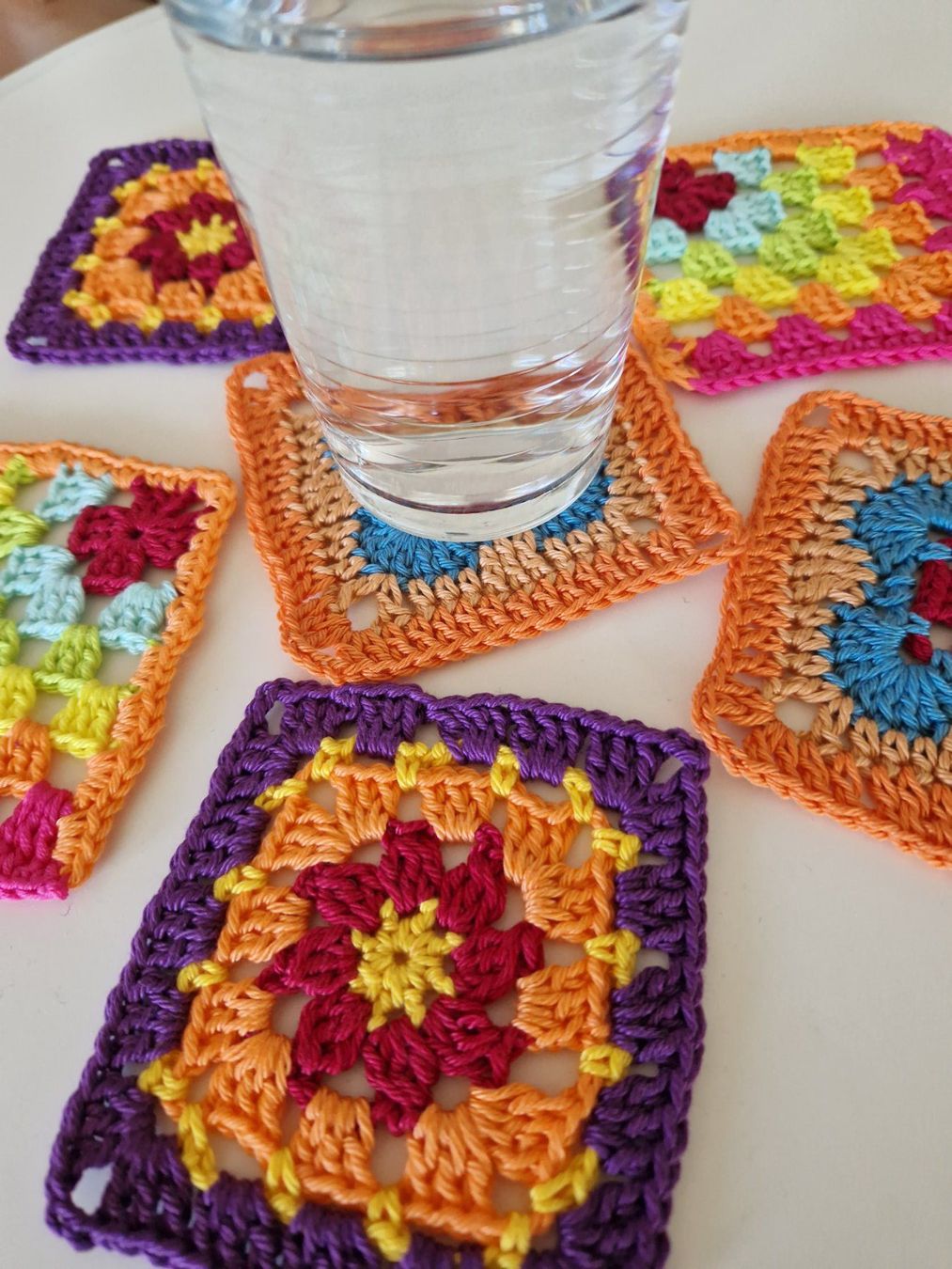 Tutte le decorazioni: 6 Coaster Untersetzer Granny 'Bloom' gehäkelt handgemacht – Nuovo (secondo la descrizione) da Neuhausen am Rheinfall venduto da Alchimista 7