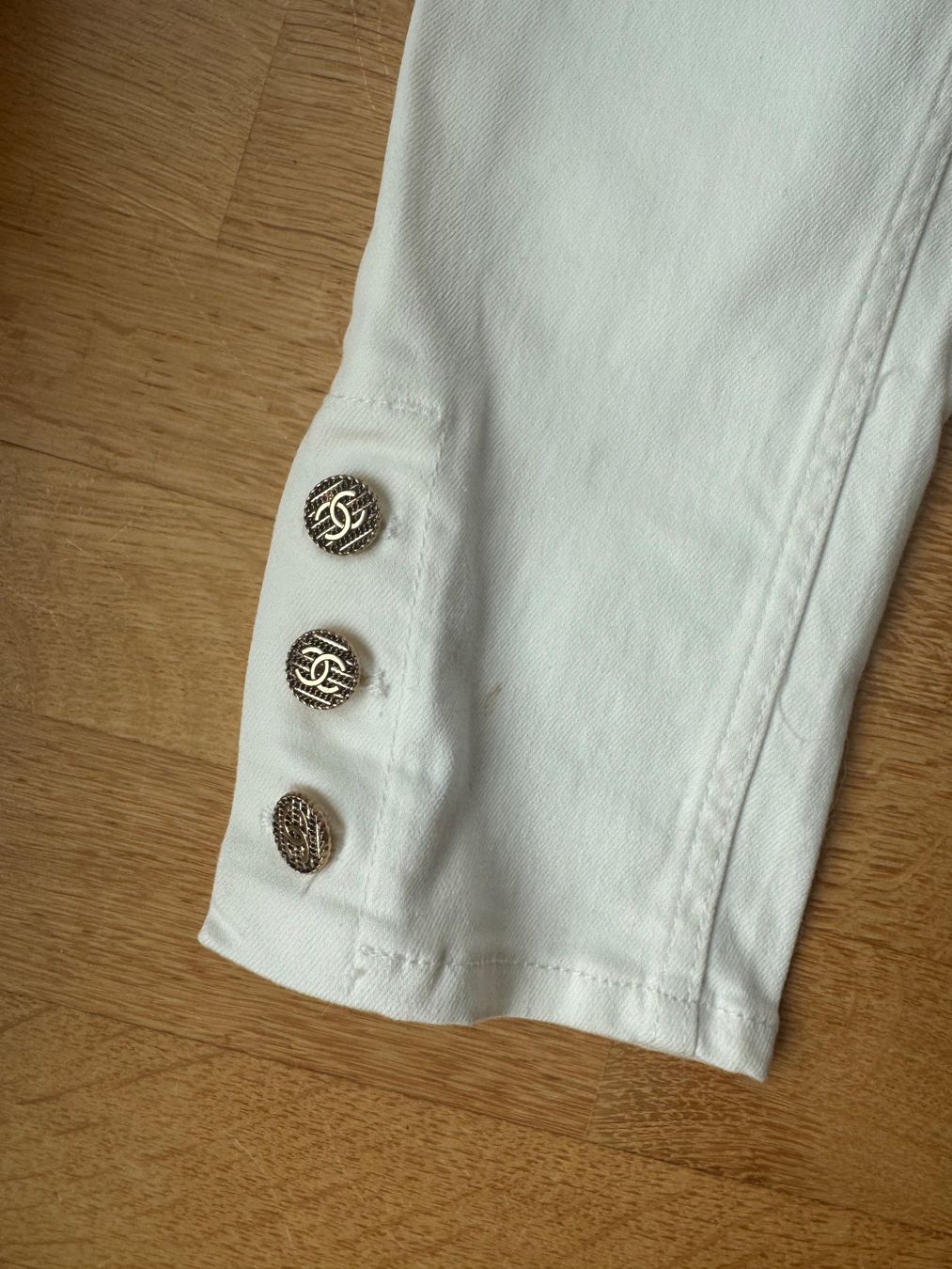 Chanel Jeans: Jeans Chanel neuf, taille 34 – Nuovo (secondo la descrizione) da Vufflens-Château venduto da Nad12 5