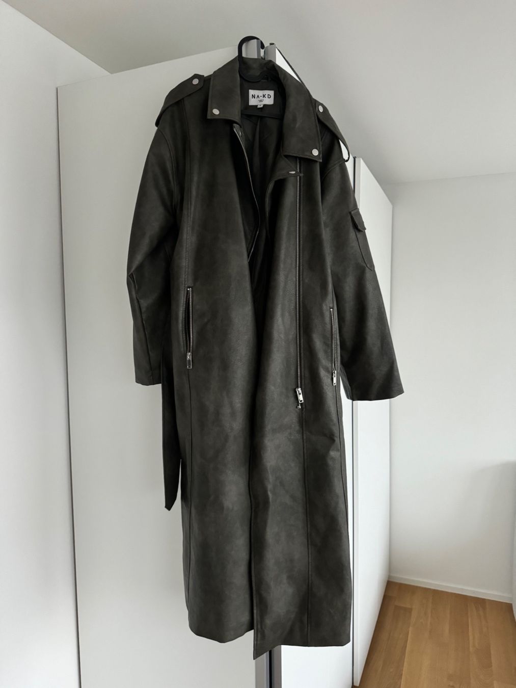 Na-kd Jacken: NA-KD Maxi Bikerjacke aus PU Gr. 38 – Gebraucht aus Klingnau von Vdado 1