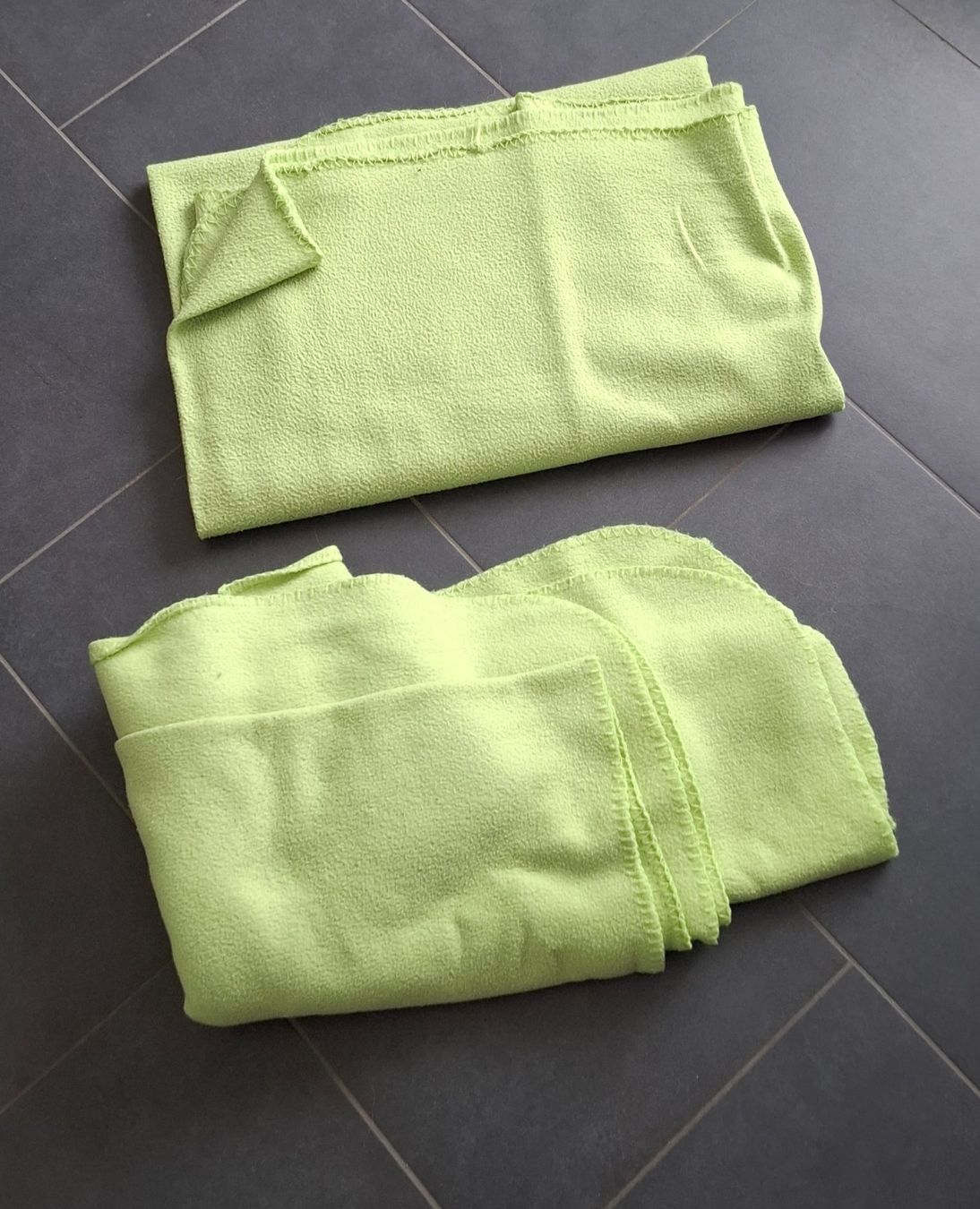 Coperte: 2 grüne Fleecedecke, 180 cm x 120 cm – Usato da Lachen SZ venduto da Azrael83