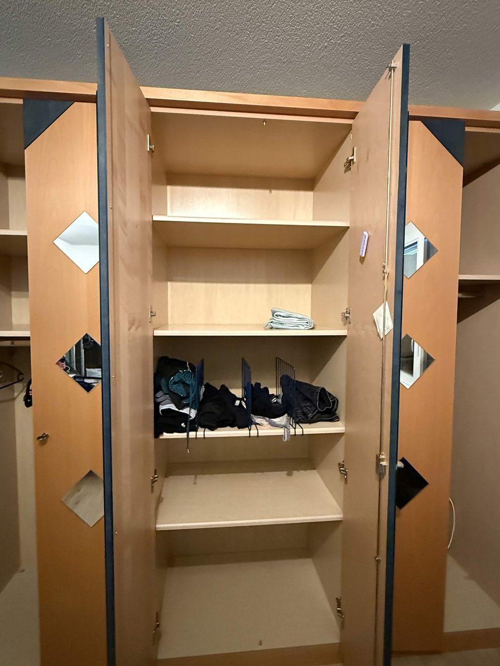 Armadi: Großer Kleiderschrank zu verschenken – Usato da Uzwil venduto da shi_9qs9 2