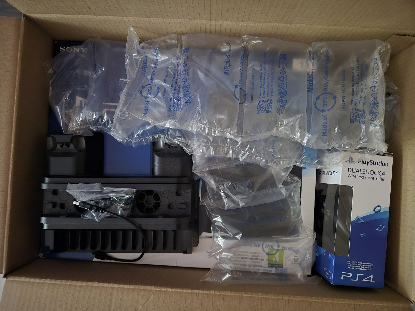 Sony Consoles: PS4 Pro 1TB + 2 controllers – D'occasion à Lausanne par Arc2R 4