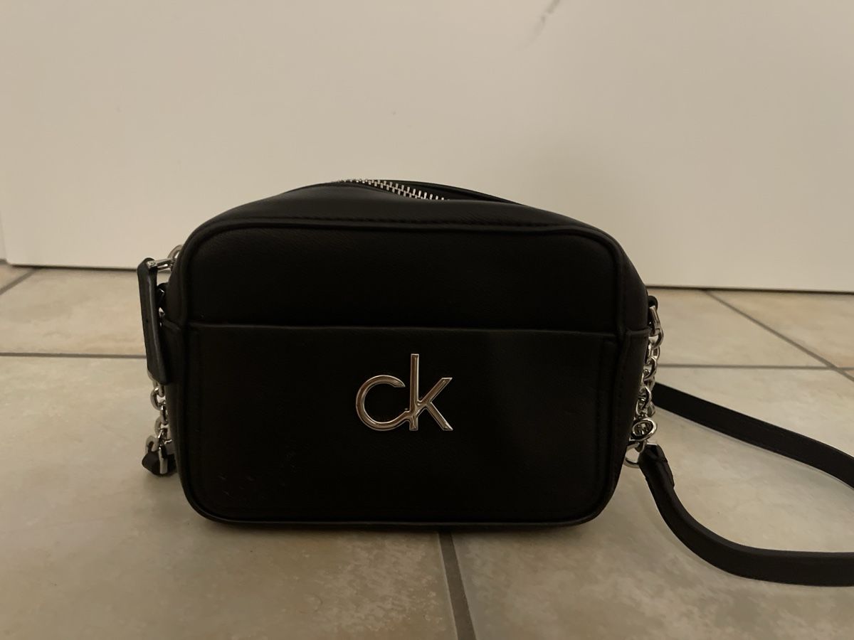 Calvin Klein Sacs femmes: Calvin Klein Umhängetasche  – Neuf (Voir description) à Rotkreuz par lar_wfh2