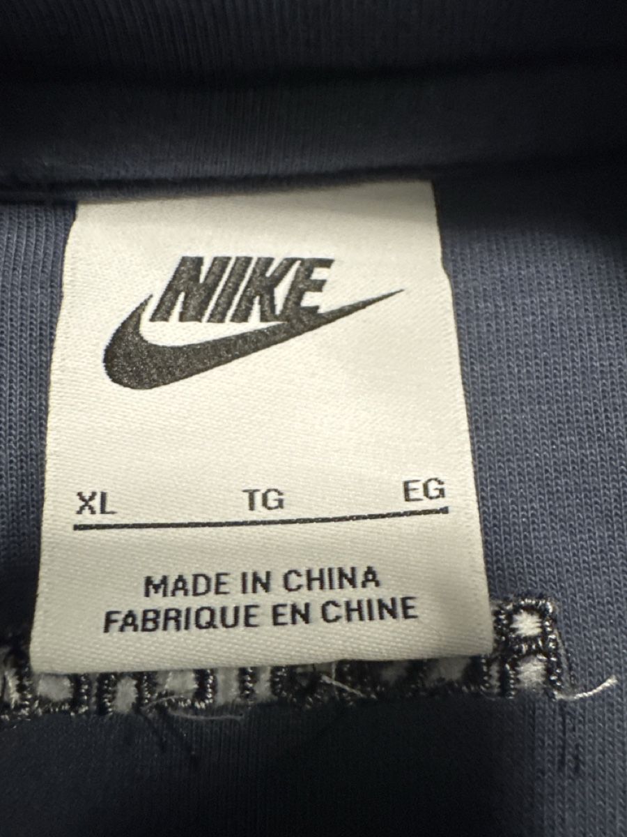 Nike Pullover & Sweatshirts: Pull Nike XL bleu marine et blanc, état impeccable! – Neu (gemäss Beschreibung) aus Fribourg von cat_tb68 1