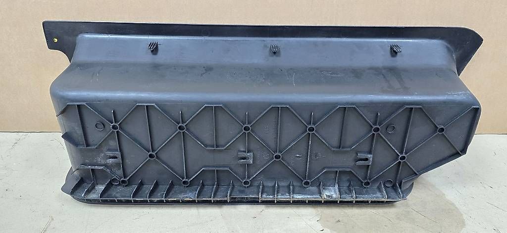 Volkswagen Tutti pezzi di ricambio auto: VW T4 Einstieg Trittstufeneinsatz links Tritt schwarz – Usato da Schaffhausen venduto da Parg86 3