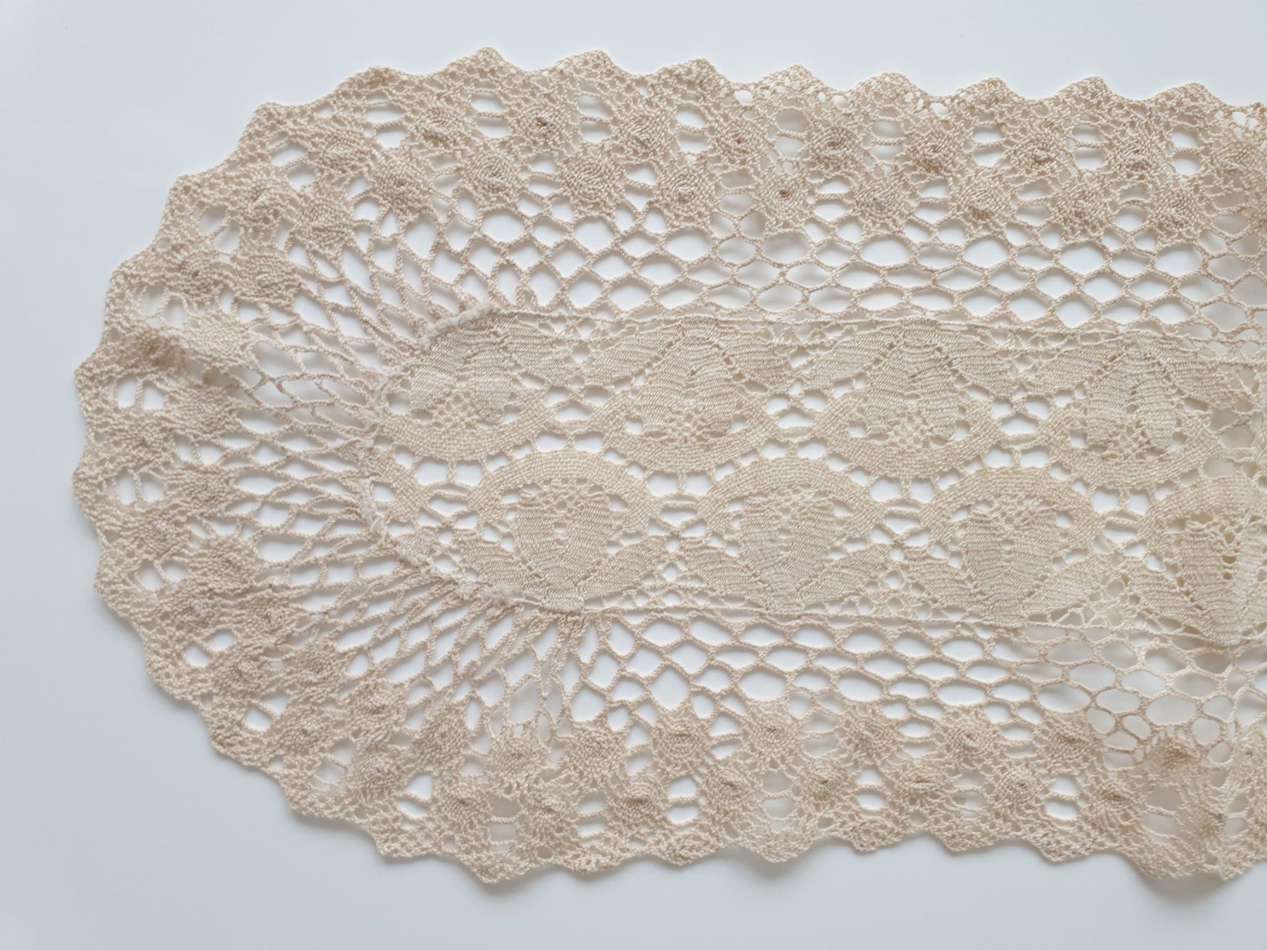 Altra biancheria da tavola: Spitzendeckchen Spitzendeckeli Klöppelspitze 63 x 22cm antik – Usato da Gossau ZH venduto da LeoniesDeko 1