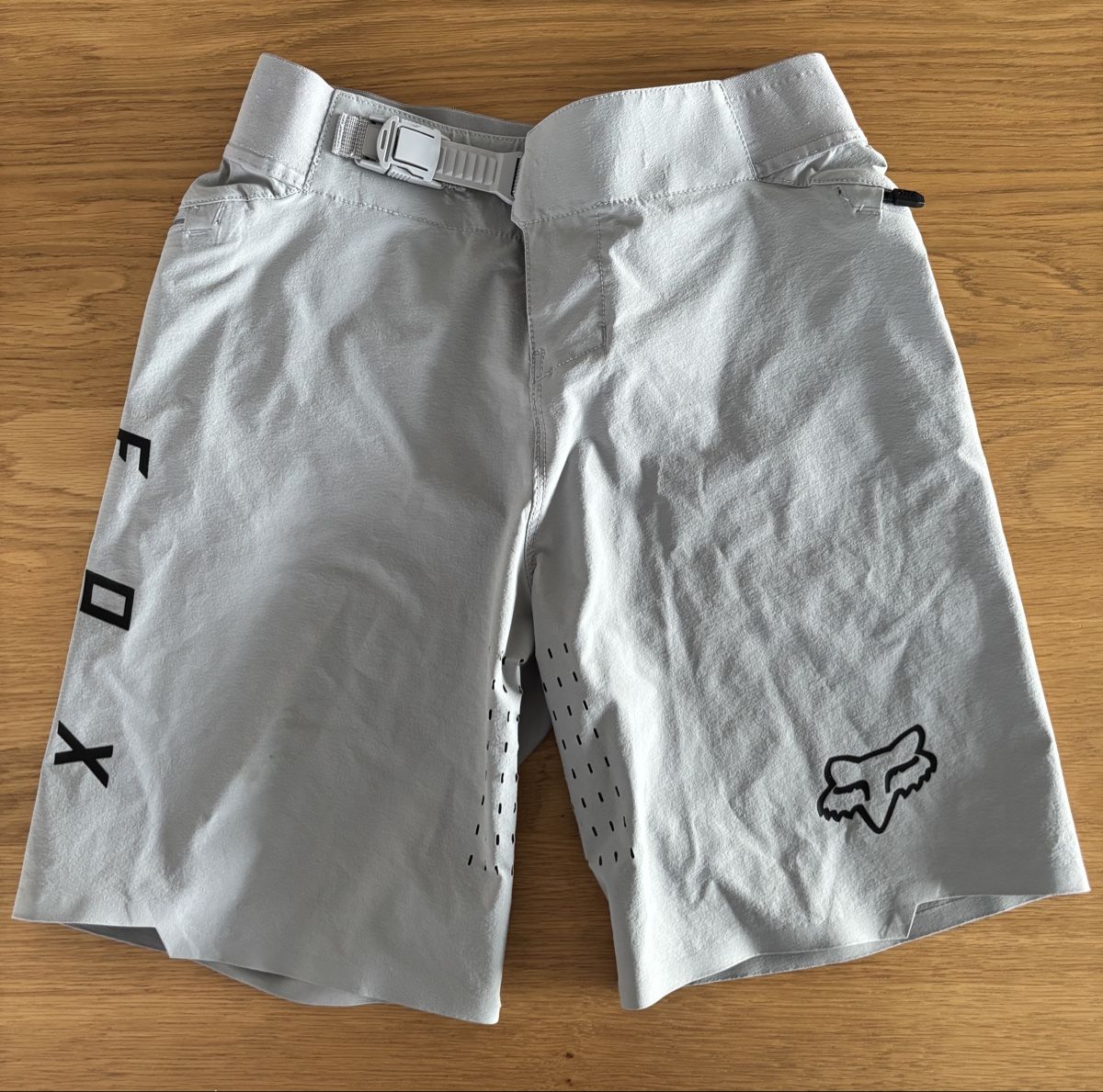 Fox Pantaloni: Kinder FOX Flexair Y26 Shorts grau – Usato da Langnau am Albis venduto da Ler