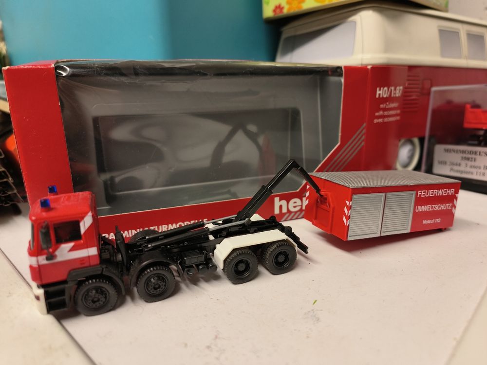 thumbnail image 2 of Herpa 051453 Black Dolly For Trailer Train – 1:87 H0 Scale – 4 Pieces – New In Original Packaging 2 of 5