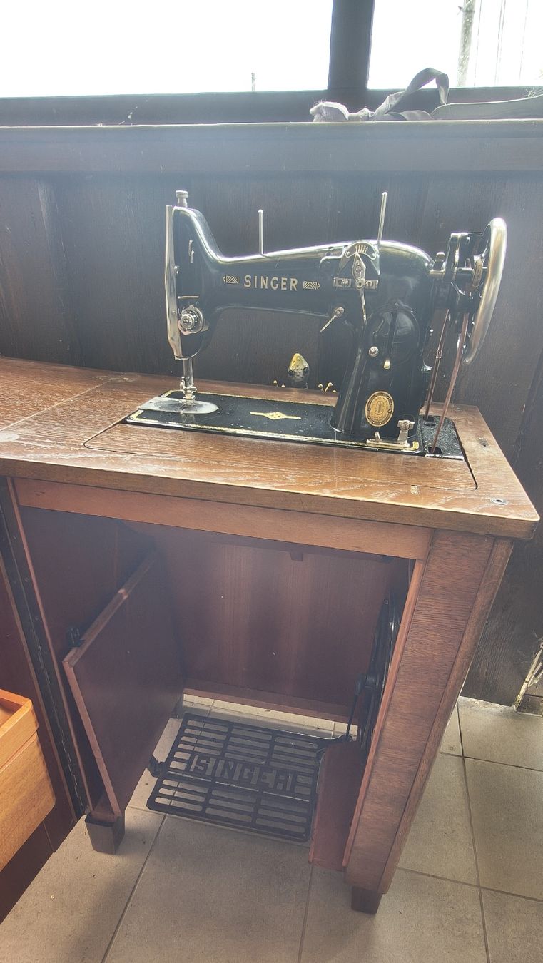 Macchine da cucire: Singer Nähmaschine in Möbel... – Usato da Uerkheim venduto da Miu05 2