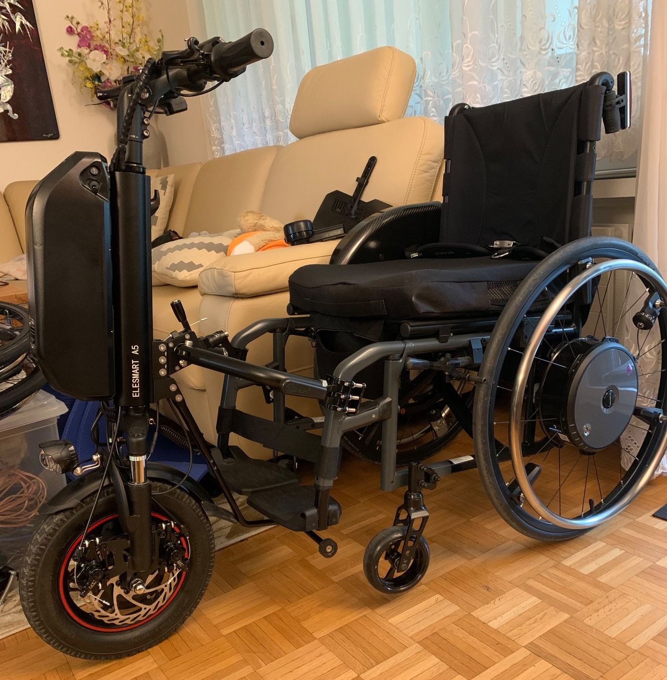 Sedie a rotelle: Elektrisch Rollstuhl Zuggerät – Usato da Zürich venduto da V.Le2 5