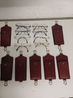 Sammlung von Vintage-Brillen und Lederetuis (Schweiz)