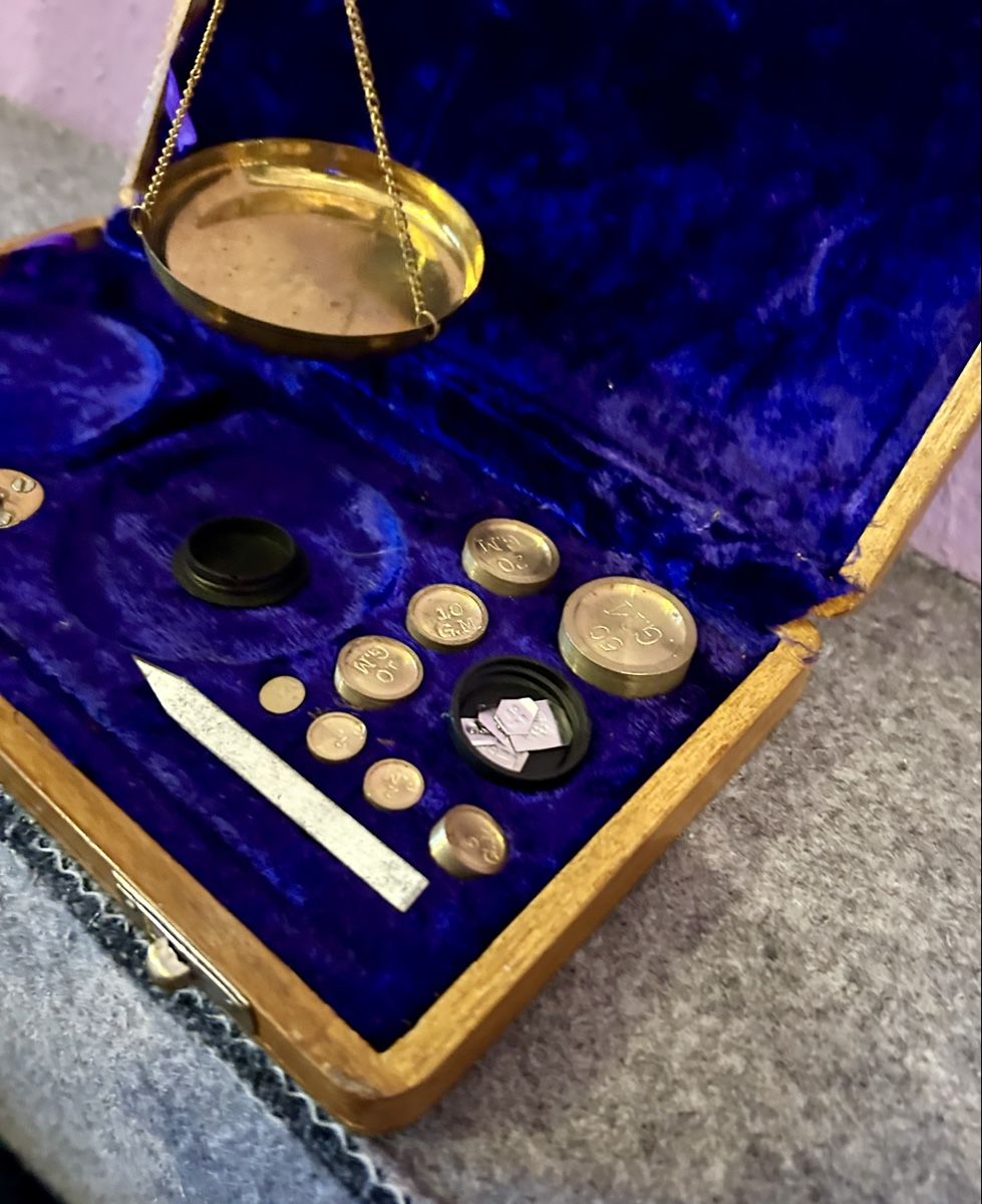 Accessori da laboratorio: Balance de précision ancienne avec poids - Collection – Usato da Petit-Lancy venduto da Pierre_le_voyageur 2