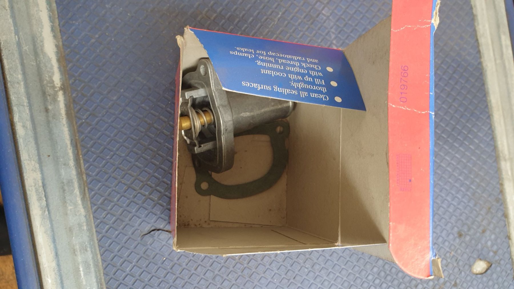 Toutes les pièces auto: Thermostat – Neuf avec emballage d'origine à Müllheim Dorf par Linus18