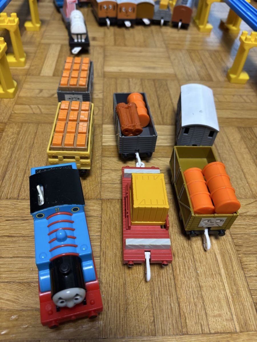 Spielzeuge: Thomas & Friends Züge und Waggons  – Gebraucht aus Zollikerberg von Jvac2 2