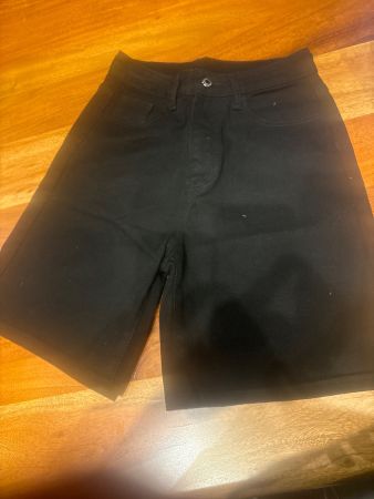 Schwarze Jeans Shorts, Grösse M, ideal für den Sommer!