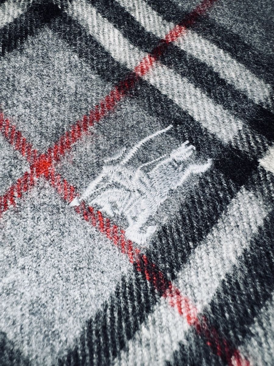 Burberry Foulard & Sciarpe: Burberry Scarf - Wool – Nuovo (secondo la descrizione) da Collonge-Bellerive venduto da alejan_0984 4