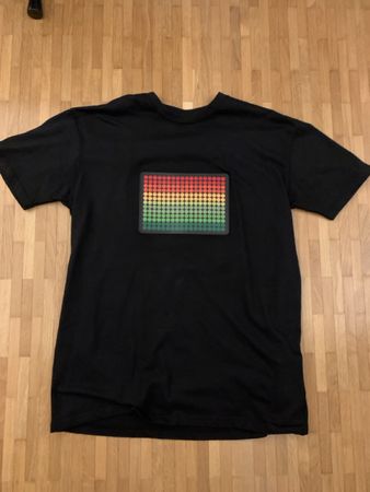 Schwarzes T-Shirt mit LED Equalizer