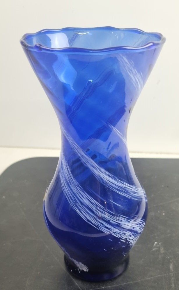 Vasen & Gefässe: Baluster Vase aus blauem Glas mit Lattimo Dekor – Gebraucht aus Flums von Flumsantik 4