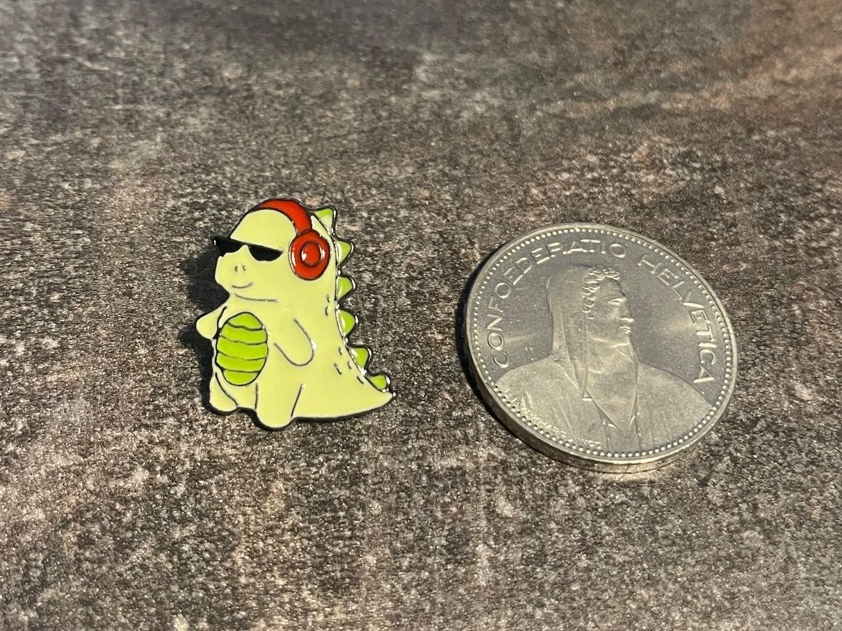 Plaquettes & Badges: Cool Dino Pin – D'occasion à Biel/Bienne par bas_c8yf 1