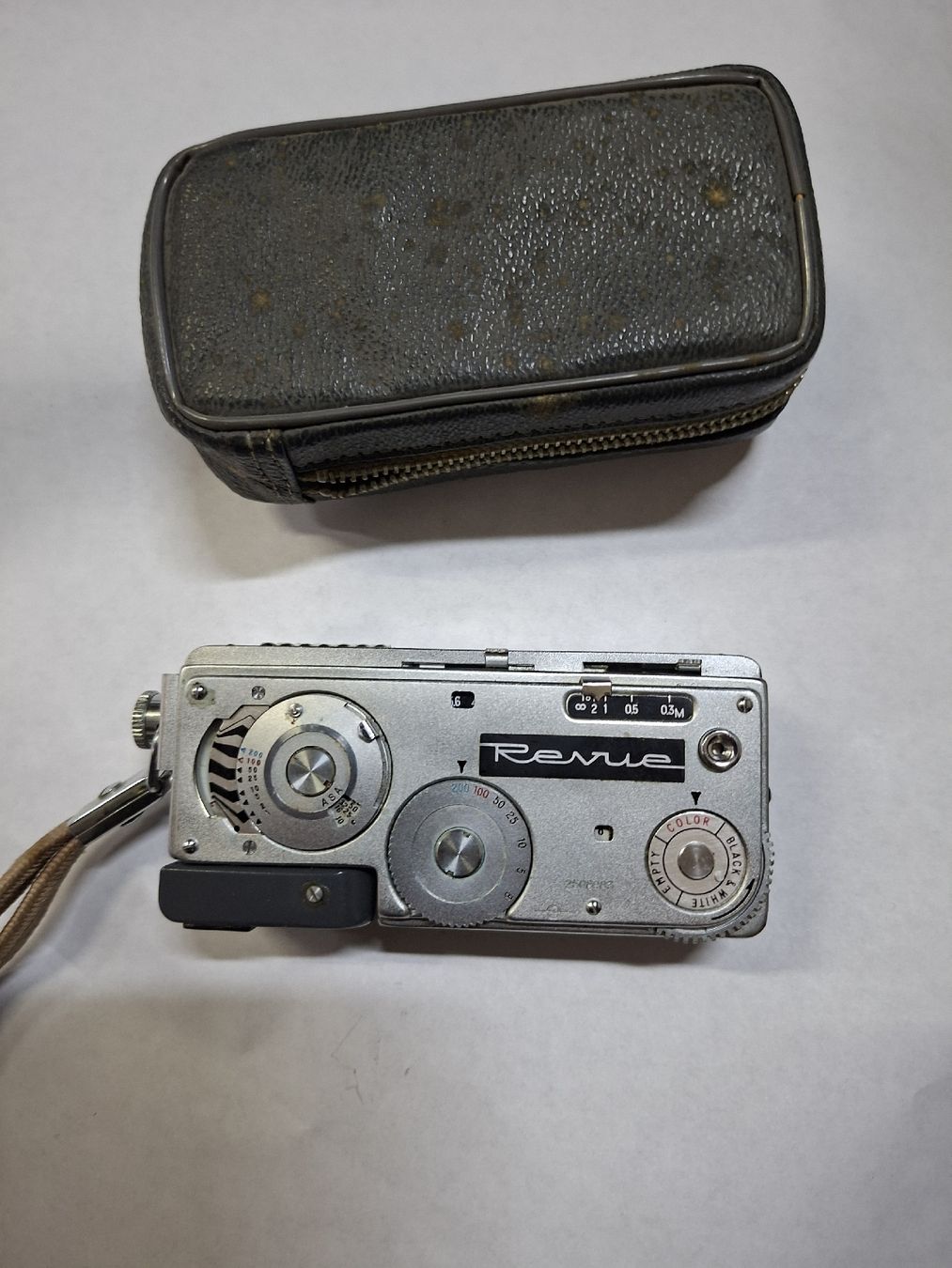 Fotocamera: Vintage Revue Kamera mit Ledertasche – Usato da Grossdietwil venduto da mahsoumi