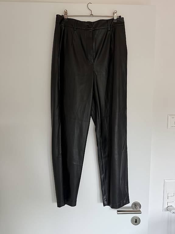 Pantaloni: Karo Kauer schwarze Kunstleder Hose  – Usato da Buchberg venduto da the_w8gy
