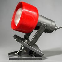 Lampe à pince vintage métal rouge et plastique noire