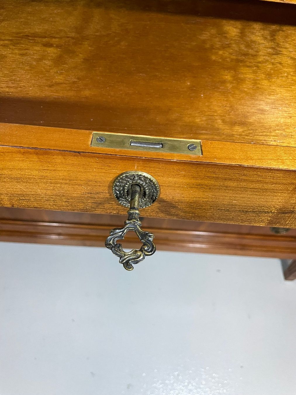 Letti: Chambre à coucher avec lits, commode et tables de chevet – Usato da Bussigny venduto da ch41 4