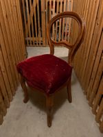 Antiker Vintage Holzstuhl mit rotem Samtbezug