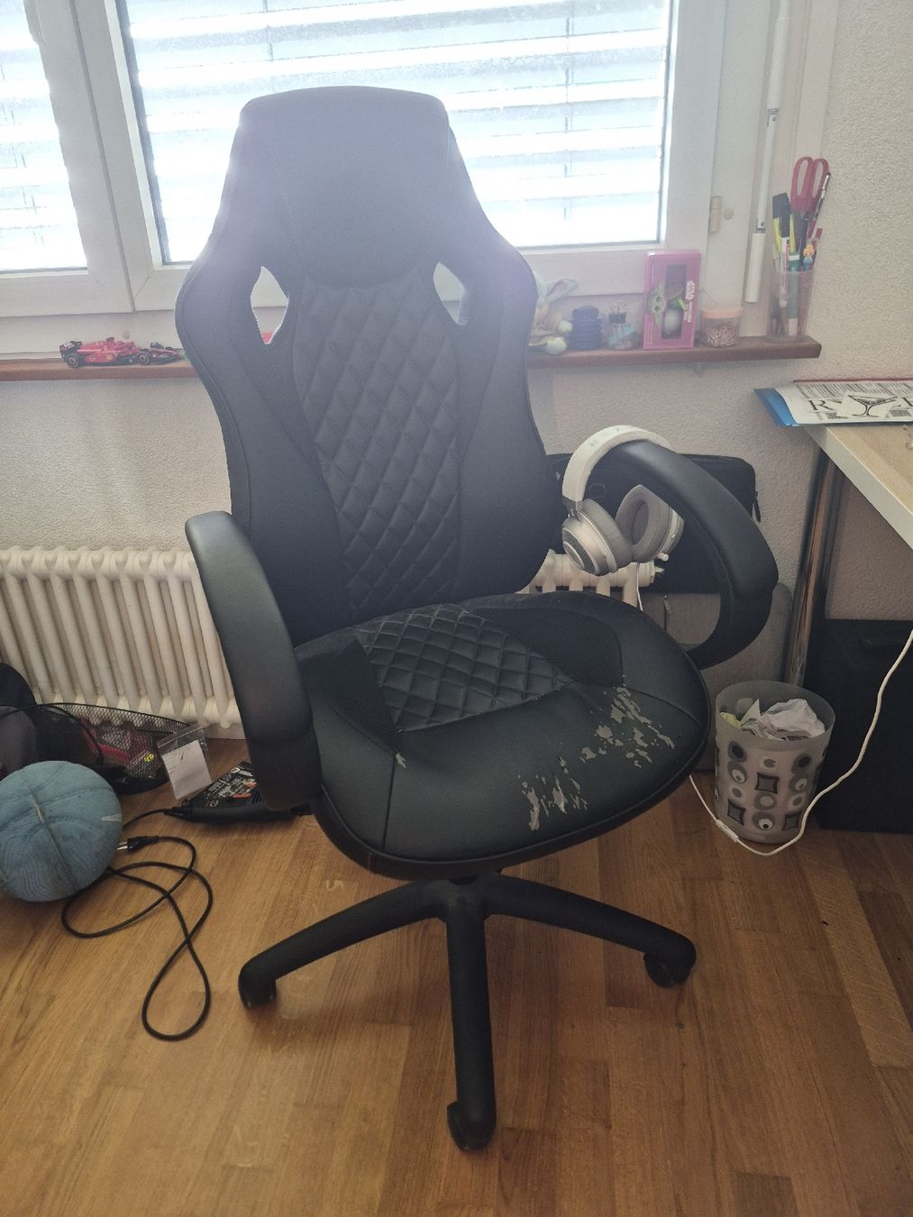 Conforama Sedie: Fauteuil de bureau Gaming Conforama noir usé – Usato da St-Aubin-Sauges venduto da val_xz9c