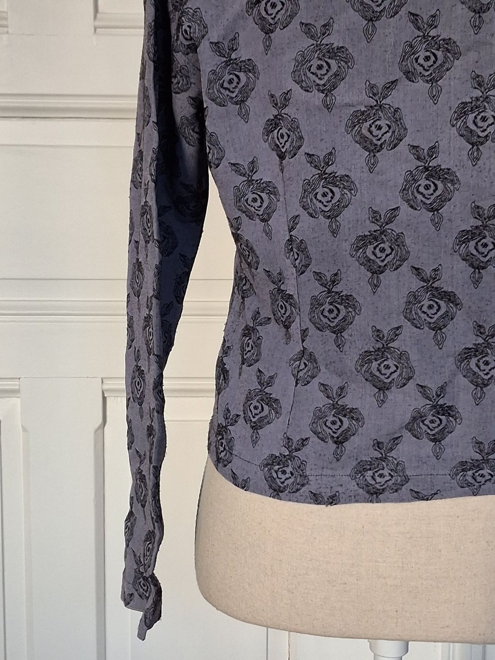 Camicette: Vintage Bluse Graublau Rosenmuster Gr. M – Usato da Ried-Brig venduto da Zzyzx 4