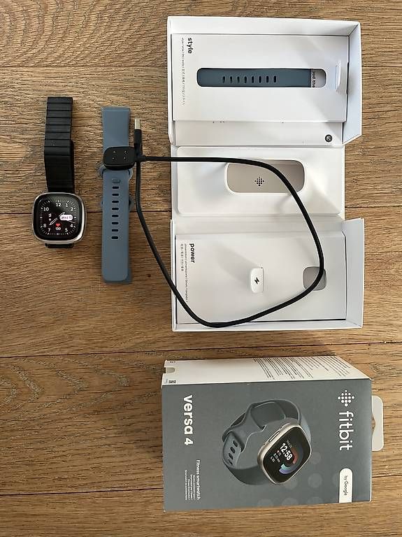 Fitbit Smartwatch: Fitbit Versa 4 mit Zubehör – D'occasion à Wattwil par Gpunto 1