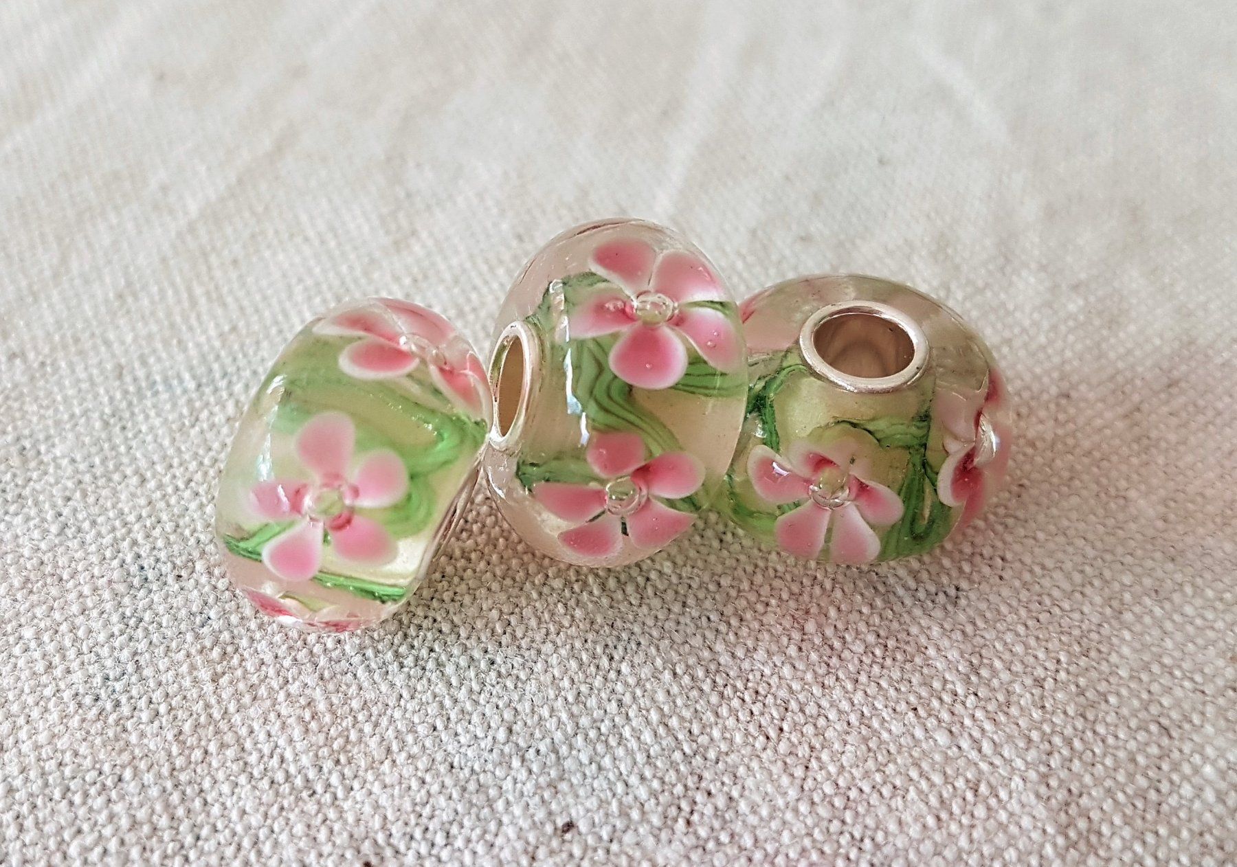 Perle (finte): Lampwork Glasperle mit Blumen Glas bead – Nuovo (secondo la descrizione) da Langenthal venduto da flowersNbirds