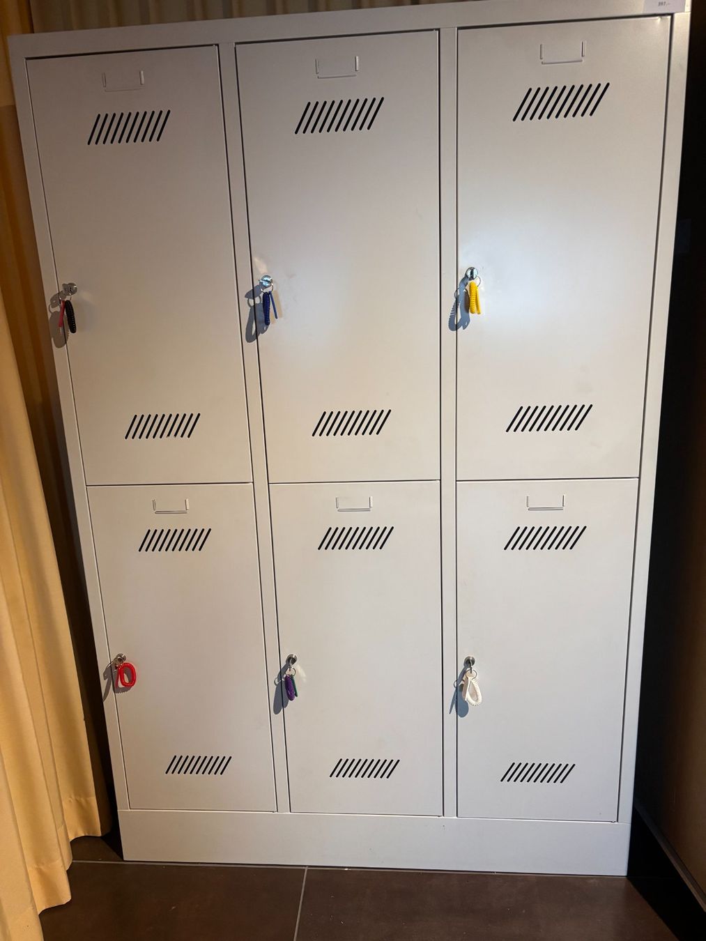 Schränke: Garderobenschrank – Gebraucht aus Zürich von Juan13