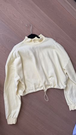 Pastellgelber Cropped Pullover mit Stehkragen, Gr. S