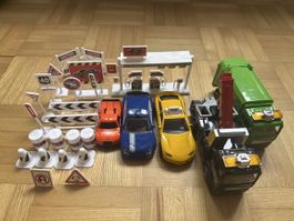Spielzeugautos mit viel Zubehör und Tankstelle set