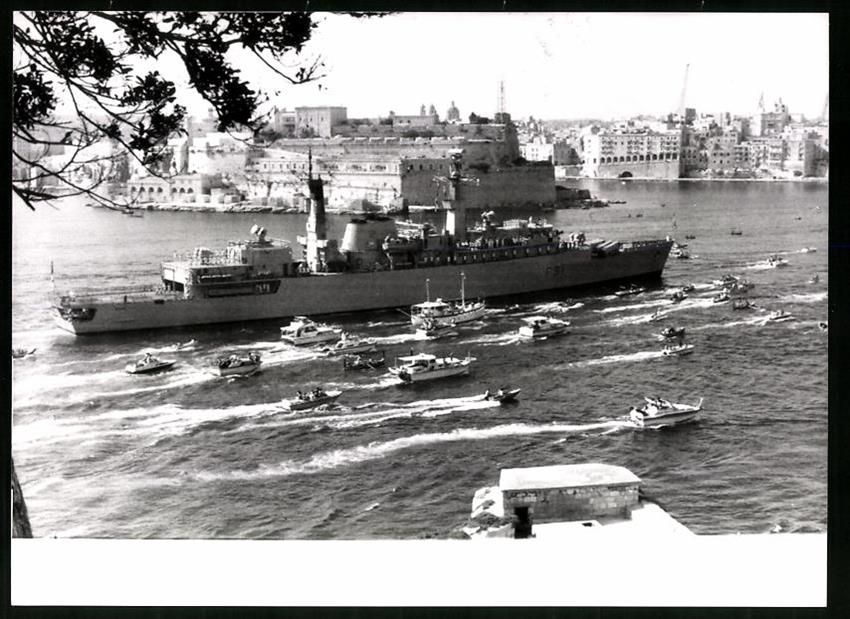 Fotografie & Manifesti: Fotografie Valletta, Einlauf der HMS Bra – Usato da Berlin venduto da bartko-reher