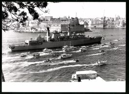 Fotografie Valletta, Einlauf der HMS Bra