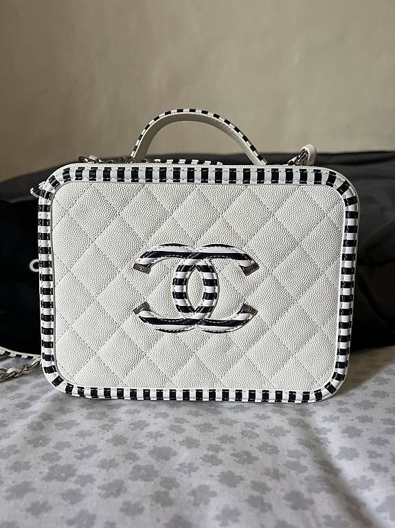 Chanel Borse da donna: sac vanity case chanel timeless – Nuovo e nell'imballaggio originale da La Chaux-de-Fonds venduto da Hich7 1