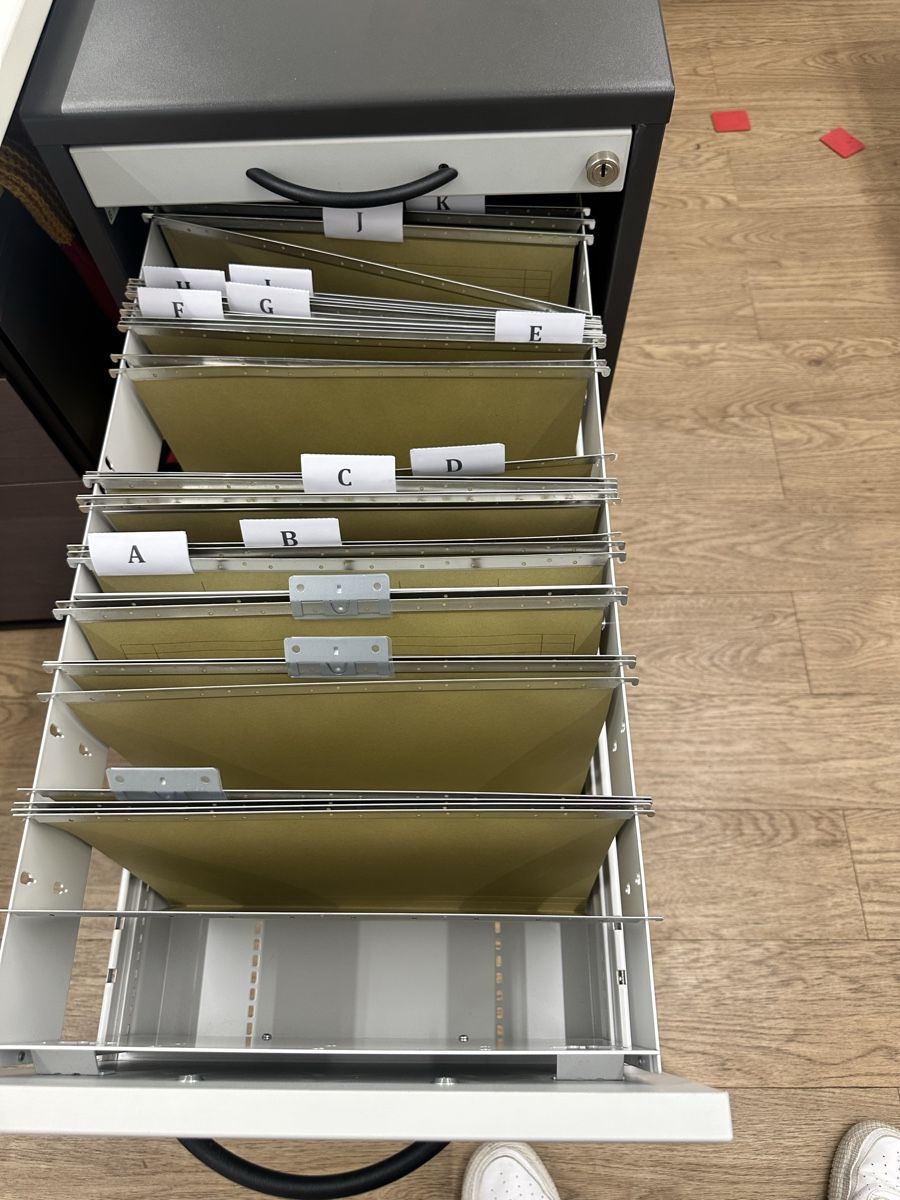 Armadi: Hängeschrank  grau weiss abschliessbar Büroschrank  – Usato da Glattbrugg venduto da laok 2