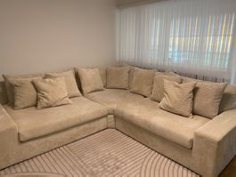 Grosses Ecksofa Beige mit vielen Kissen – sehr guter Zustand