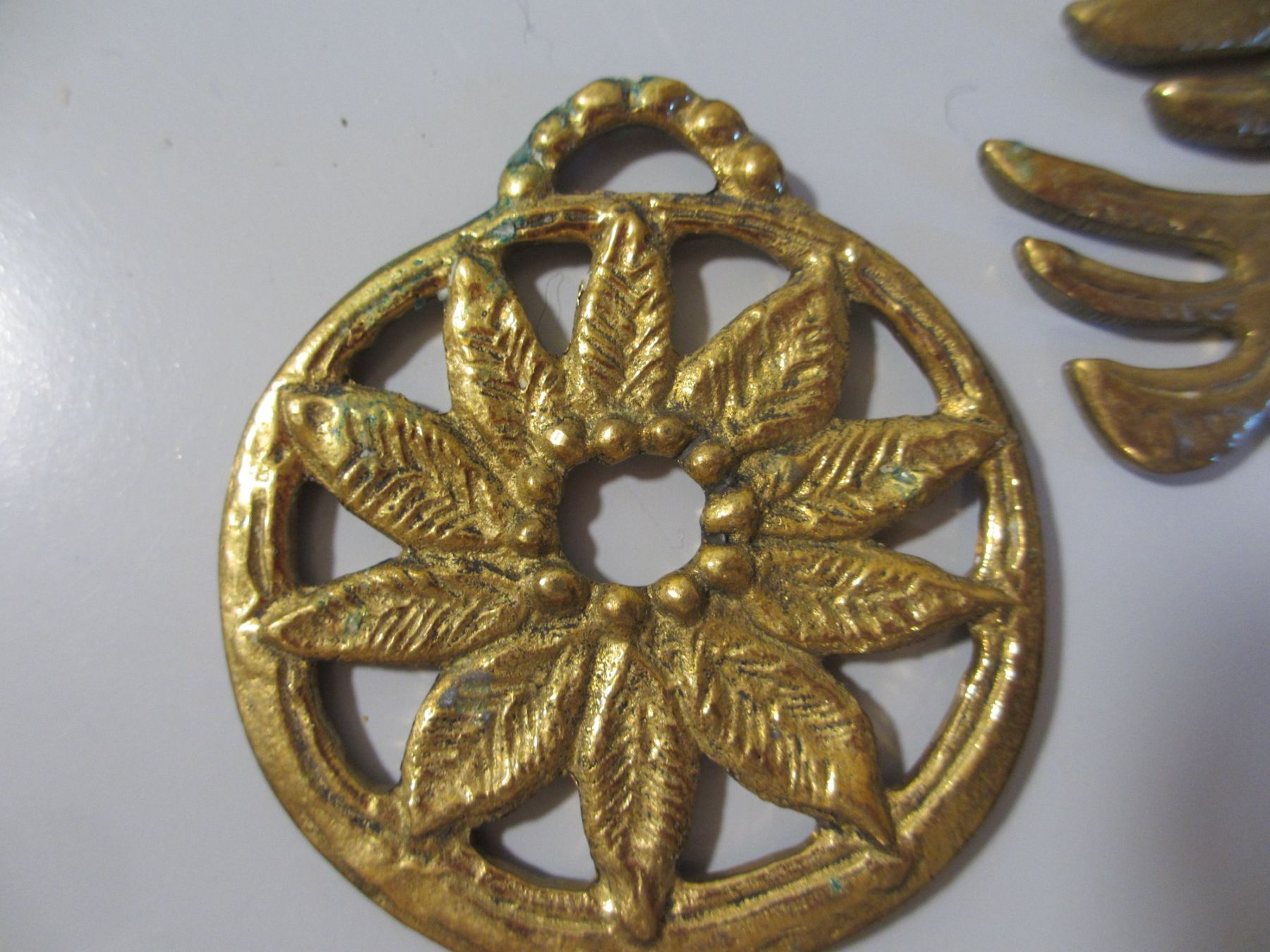 Ciondoli: Antiker Messing-Anhänger Sonnenblume – Usato da Herisau venduto da fan_h9qj
