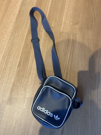 Adidas Umhängetasche, klein, blau - Ideal für den Sommer!