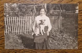 Wer kann Frau mit Hund seiner Familiengeschichte zuordnen?