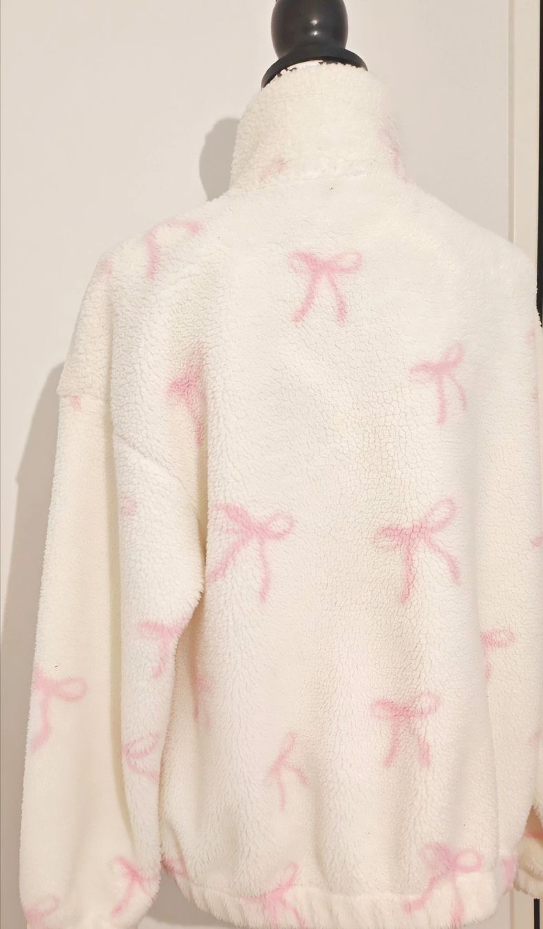 Jacken: Kuschelige Fleece Jacke mit Schleifenmuster – Neu und originalverpackt aus Lausen von MegaValueCenter 2