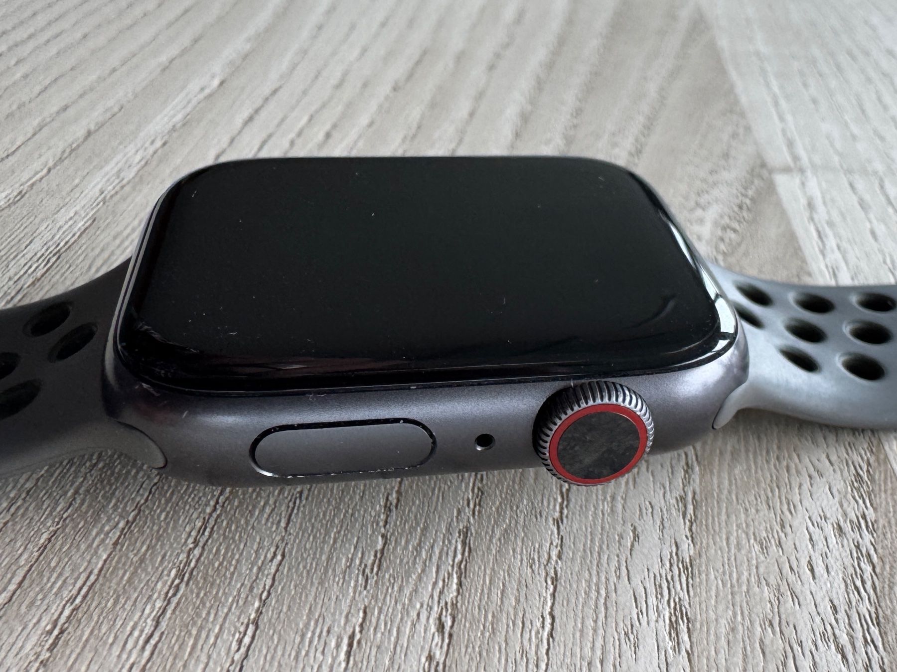 Apple Smartwatch: Apple Watch Series 6 44mm Space Grey Aluminium CEL – Usato da Oberrohrdorf venduto da Peewee15 5